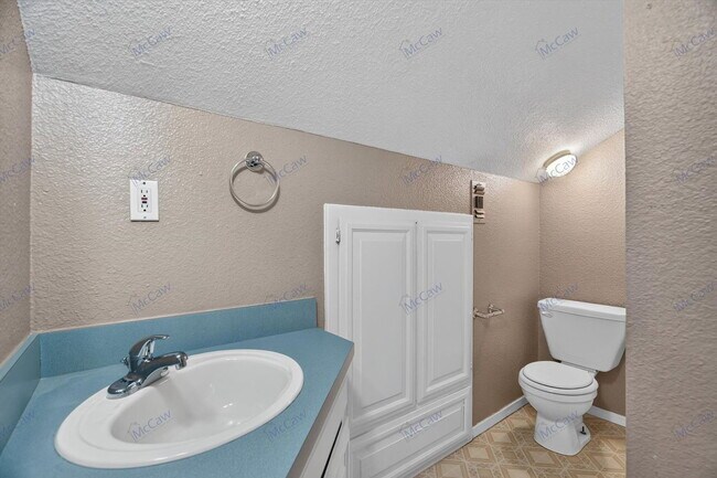 Building Photo - 303 S Elm St