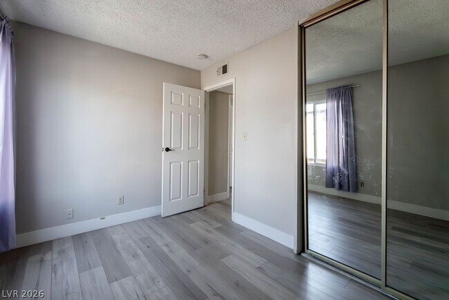 Building Photo - 1501 Living Desert Dr