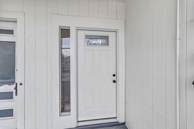 Building Photo - Renovated 2 Bedroom in Downtown Victorian Complex