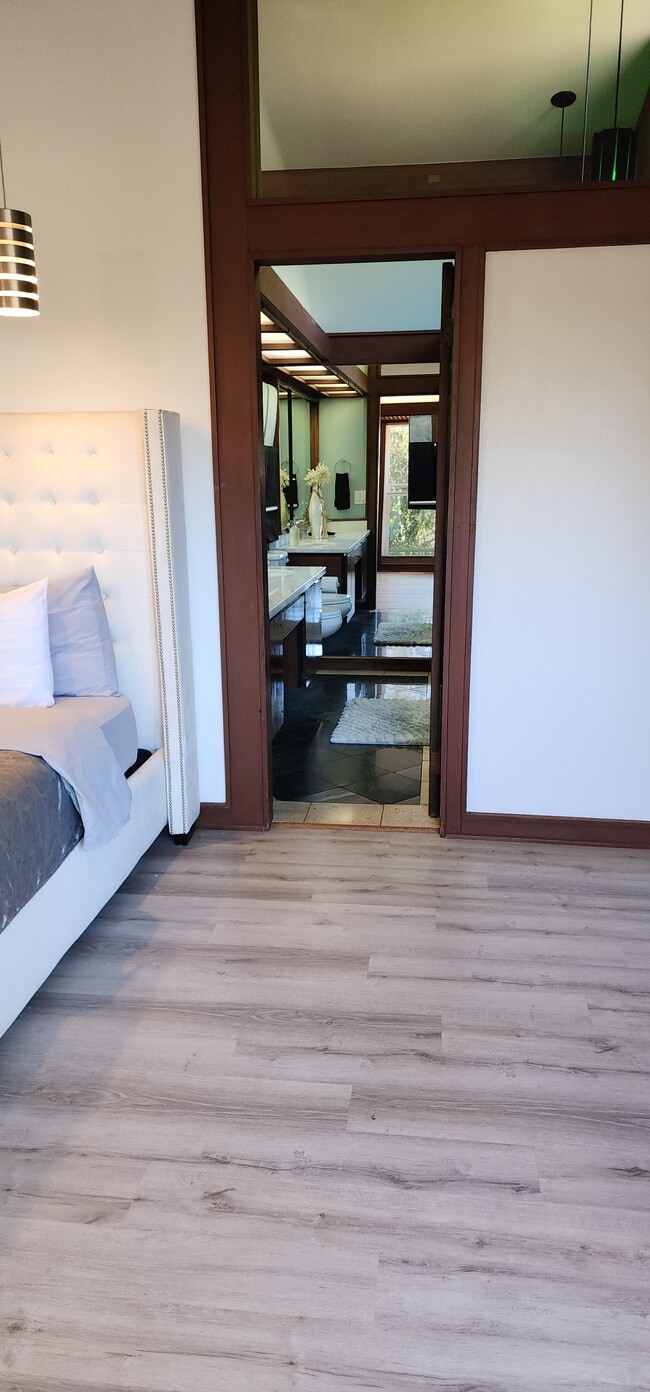 Building Photo - 100 Wimbledon Way