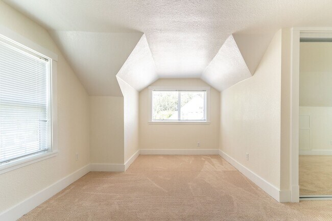Building Photo - 1405 NE Water Ave