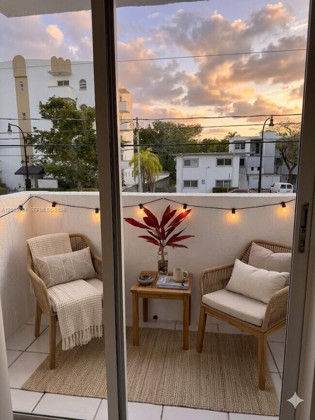 Building Photo - 3052 SW 27th Ave