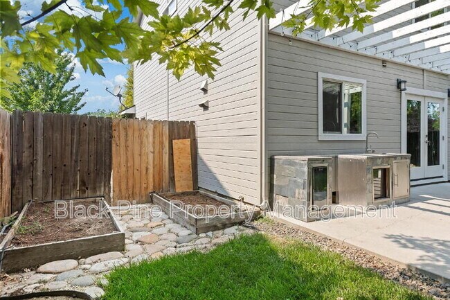 Building Photo - 6018 N Silver Maple Ave