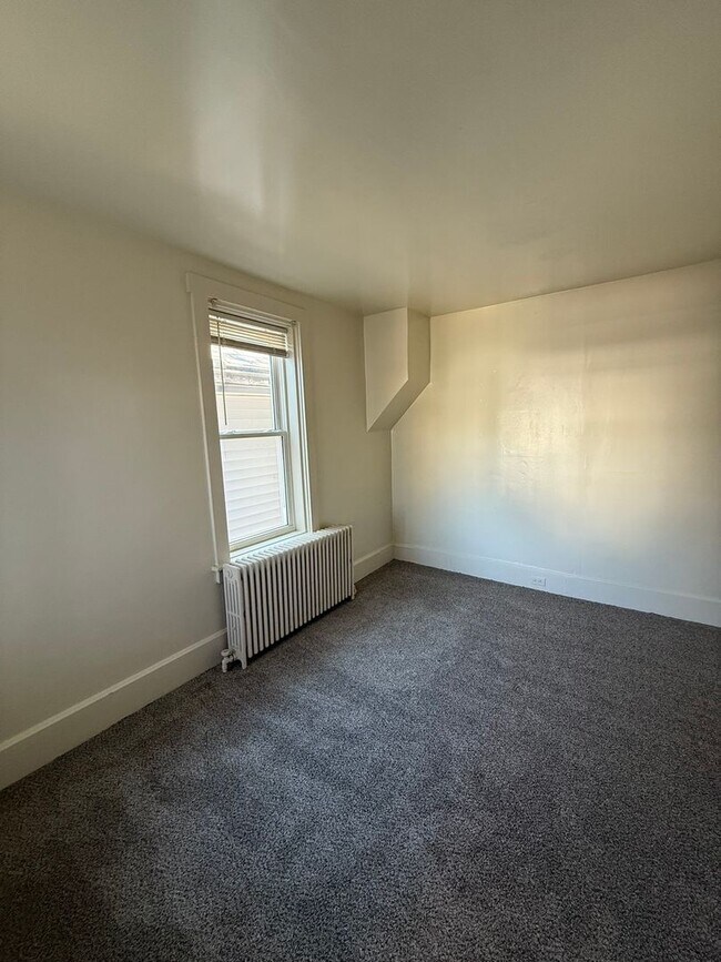 Building Photo - 204 E High St