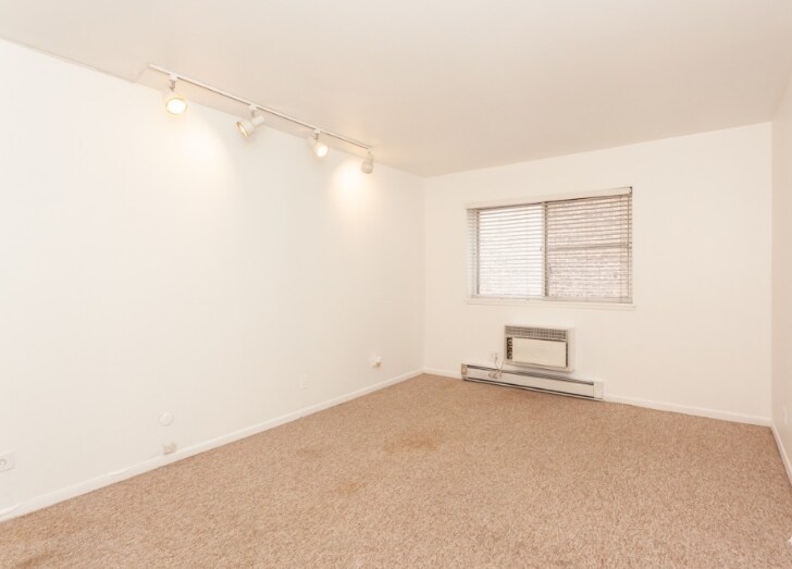 Building Photo - 4334 N Clarendon Ave