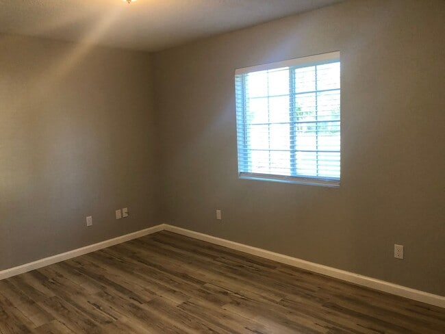 Building Photo - Updated 3 bedroom 2 bath house in Veneta!