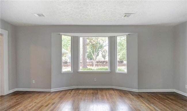 Building Photo - Exceptional Eastside Bungalow