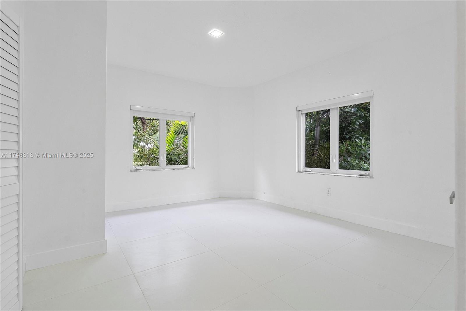 Building Photo - 600 Surfside Blvd
