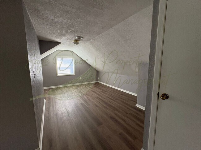 Building Photo - BRAND NEW FLOORING THROUGHOUT!!!