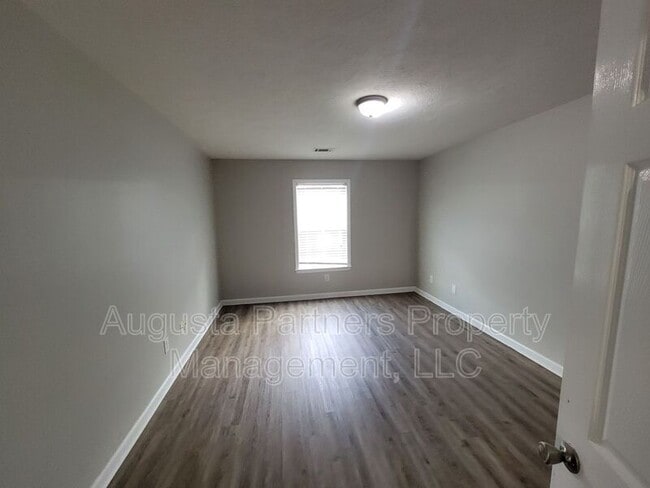Building Photo - 1234 Longpoint Dr