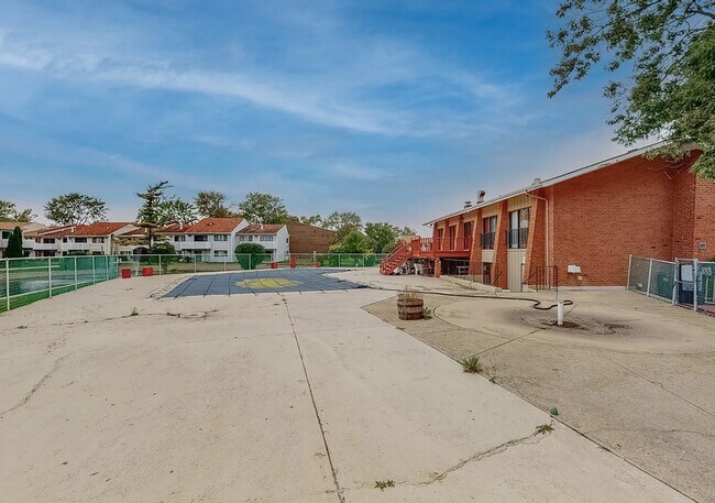 Building Photo - 3800 Bayside Dr