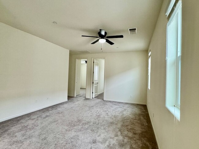 Building Photo - CLEAN 3 BED, 2.5 BATHS, 2 CAR GARAGE IN NO...