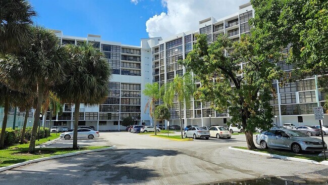 Building Photo - 400 Leslie Dr