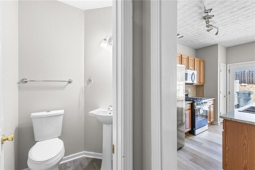 Building Photo - 6604 Splashwater Dr