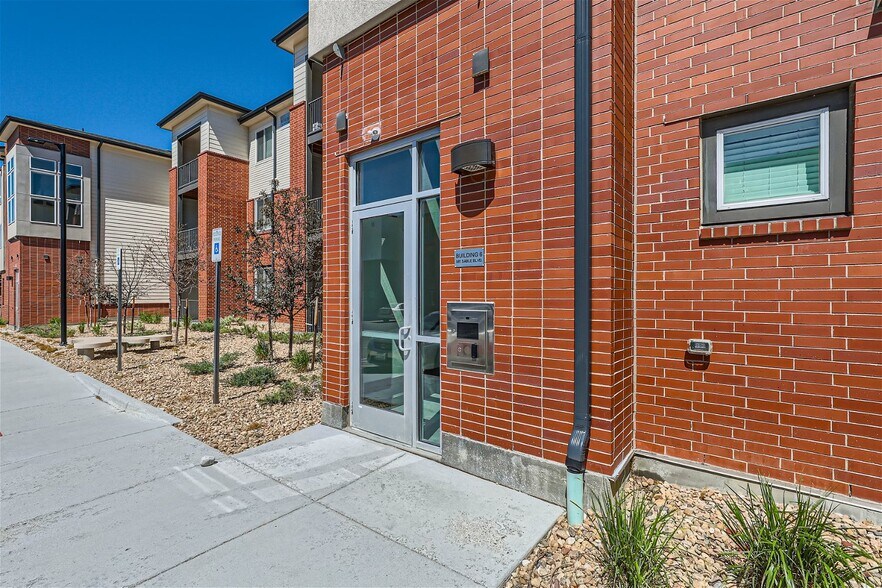 Building Photo - 981 S Sable Blvd