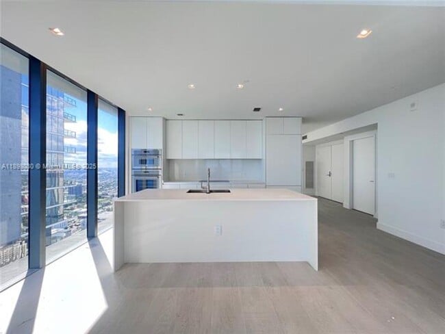 Building Photo - 700 NE 24th St