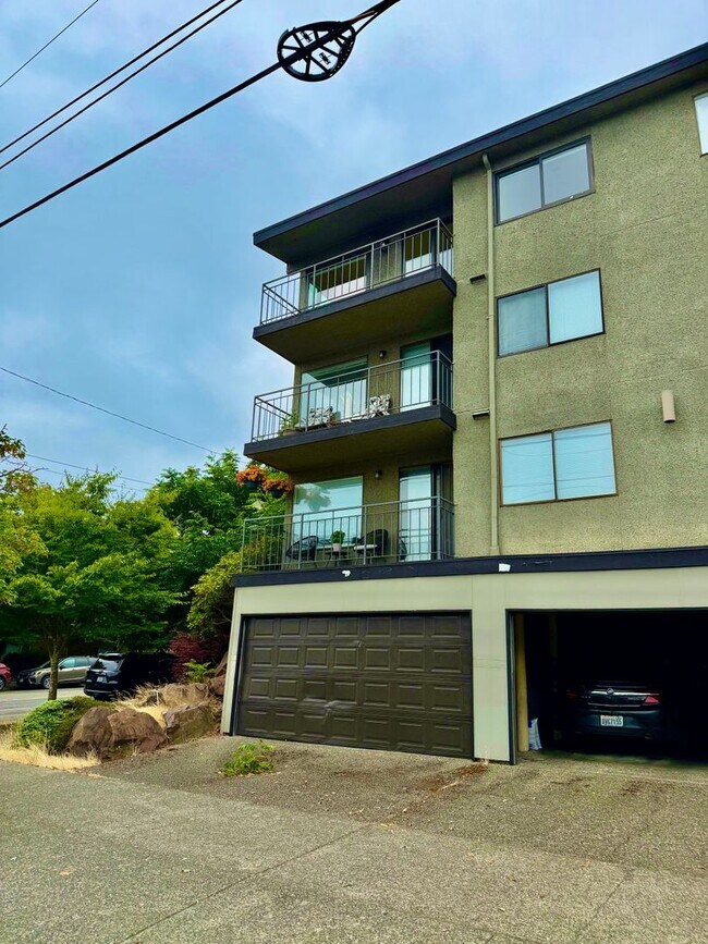 Building Photo - Bright Penthouse Corner Unit w/Garage Parking included - Panoramic Views in Ballard!