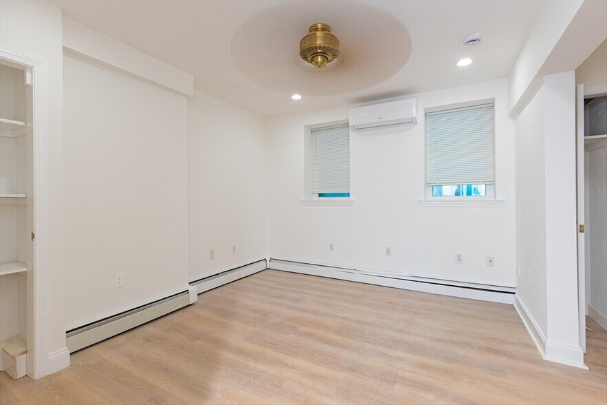 Building Photo - 595 E 5th St