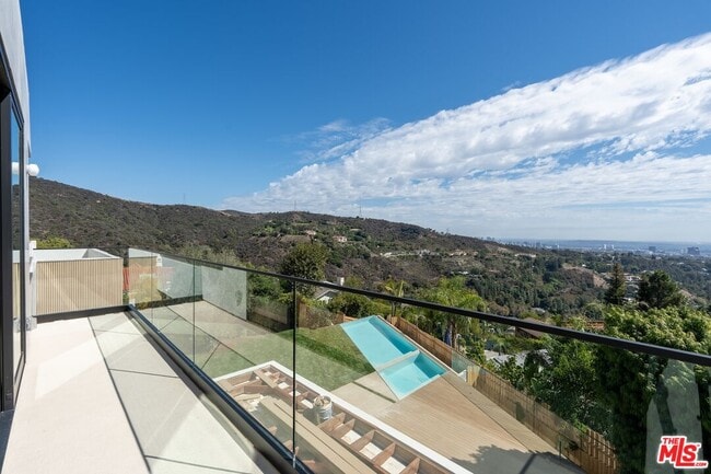 Building Photo - 2501 Banyan Dr