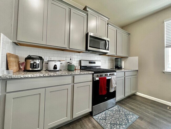 Building Photo - 4 Bed 3 Bath Available August 1st in Windsor!!!