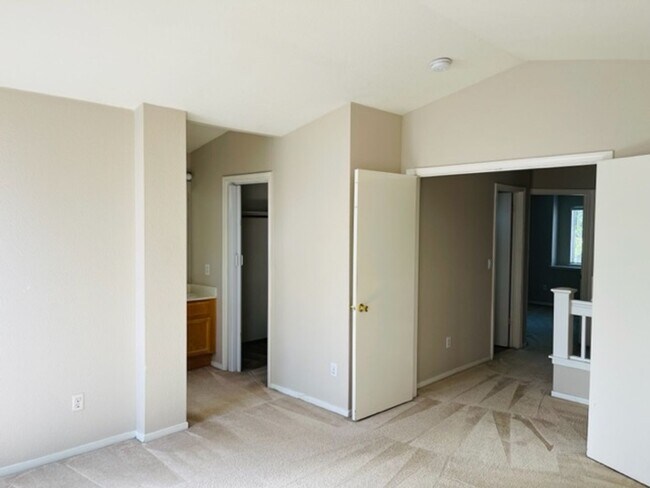 Building Photo - Close to freeway and shopping