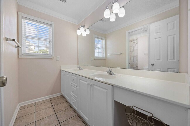 Building Photo - 113A S Yaupon Dr