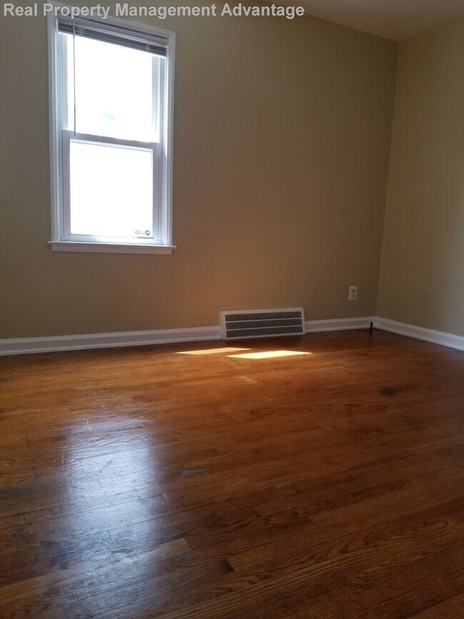 Building Photo - Meticulously Maintained 2 Bedrooms and 1.5...