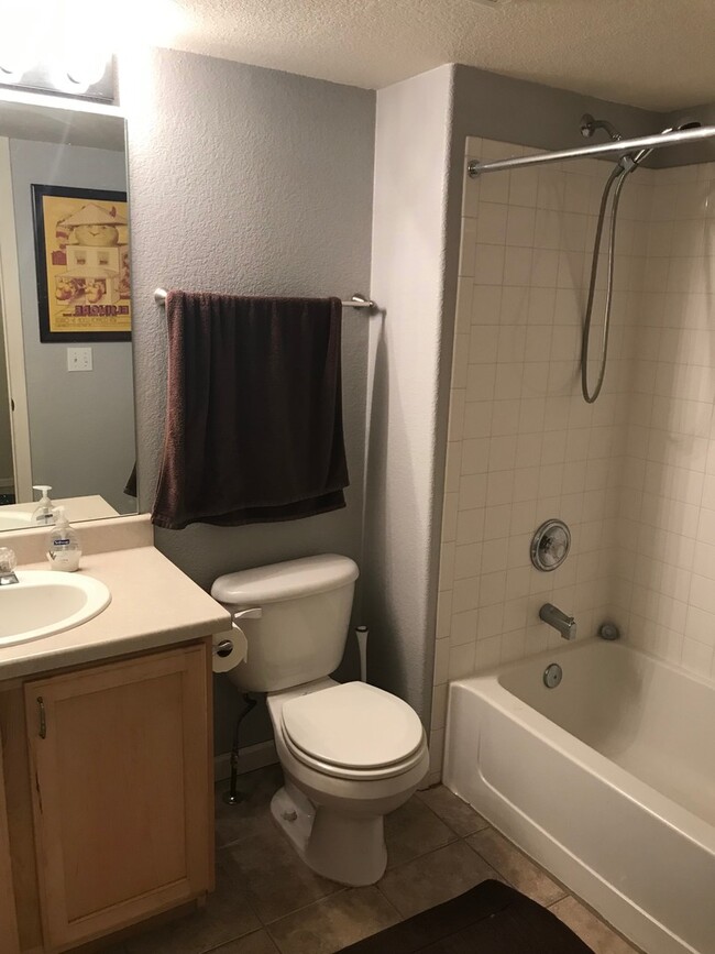 Building Photo - Beautiful 2 Bedroom/2 Bathroom Townhome in Kensington Estates