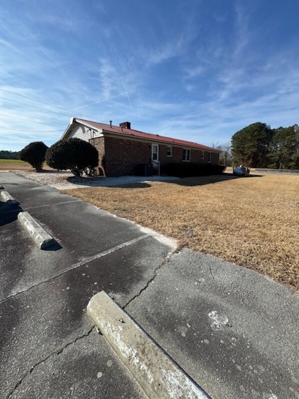 Building Photo - 584 Lakeview Rd