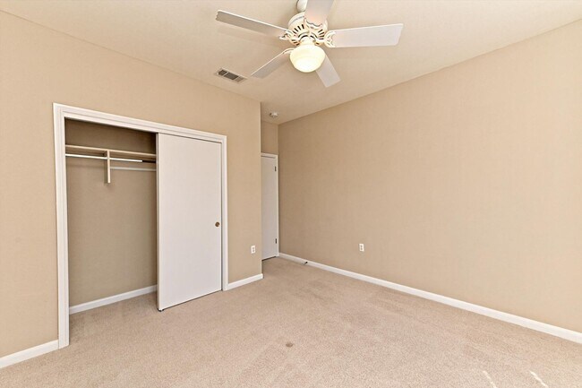 Building Photo - 117 Larkspur Ln