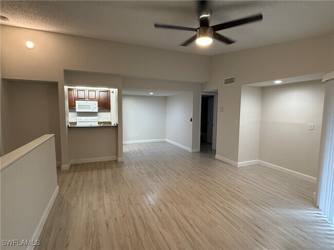 Building Photo - 190 Santa Clara Dr