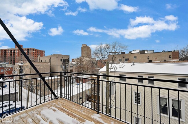 Building Photo - 3322 N Halsted St