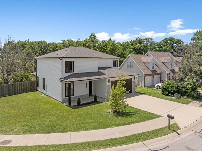 Building Photo - 3201 Crestwood Ln