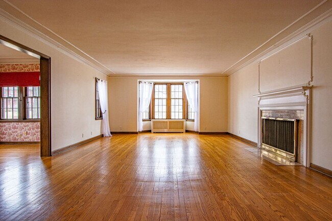 Building Photo - Gorgeous 5 Bedroom / 4.5 Bath Home located right off Happy Hollow Blvd!