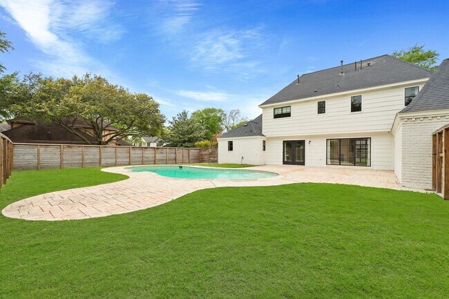 Building Photo - 819 Silvergate Dr