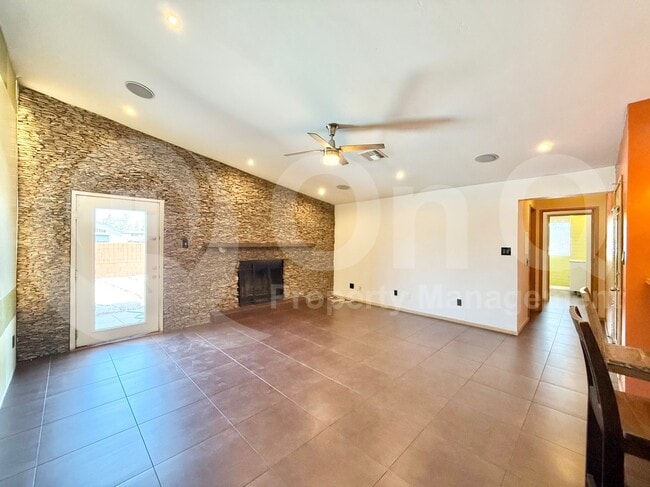 Building Photo - 3907 S Farmer Ave