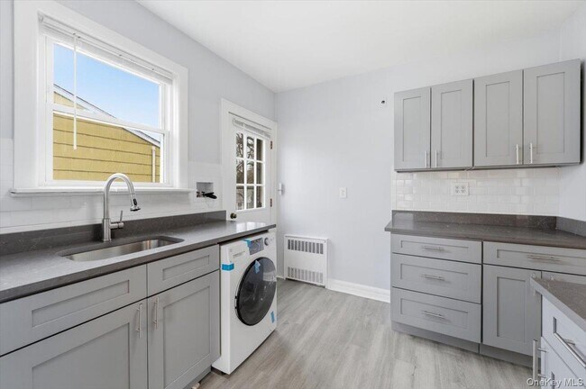 Building Photo - 95 King St