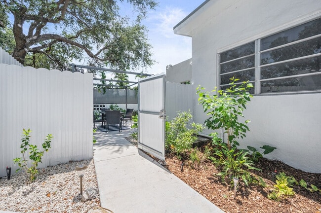 Building Photo - 11 NW 68th Terrace