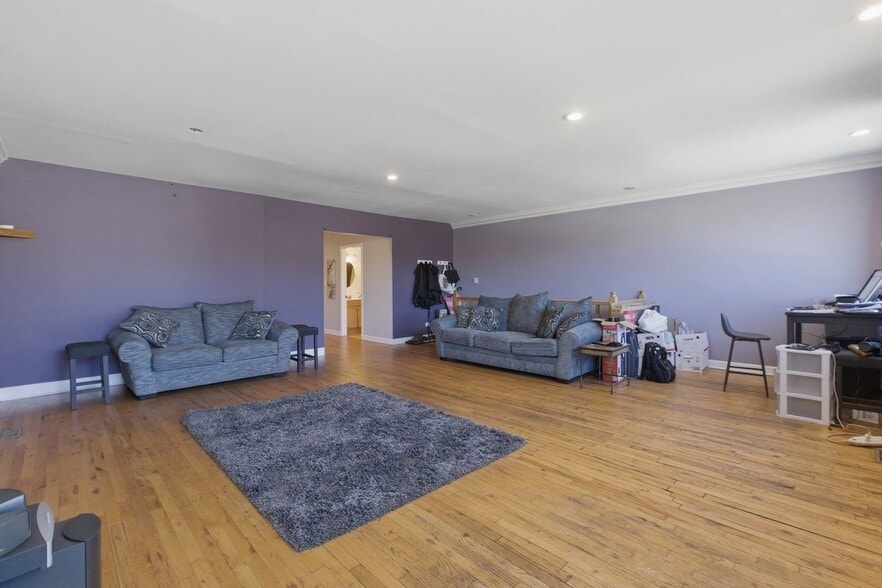 Building Photo - 1050 N Milwaukee Ave