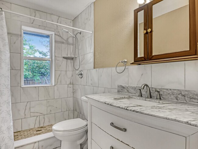 Building Photo - 1950 Wisteria St