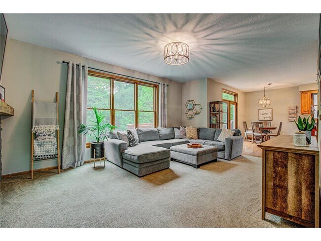Building Photo - 2456 Hunter Dr