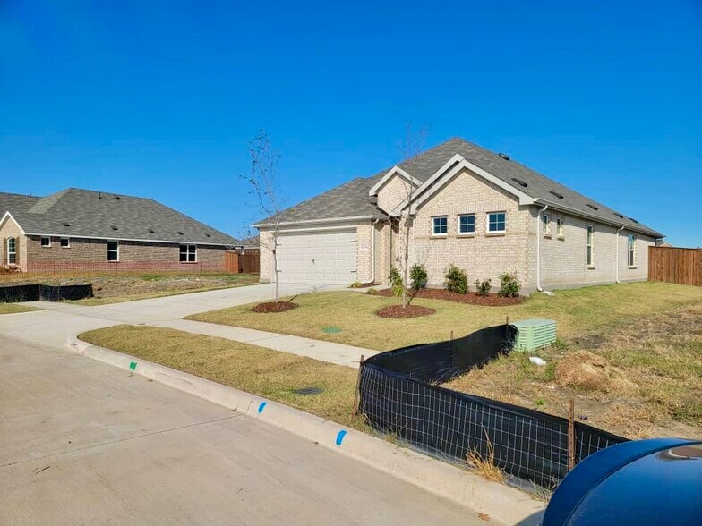 Building Photo - 1614 Red Acre Trl