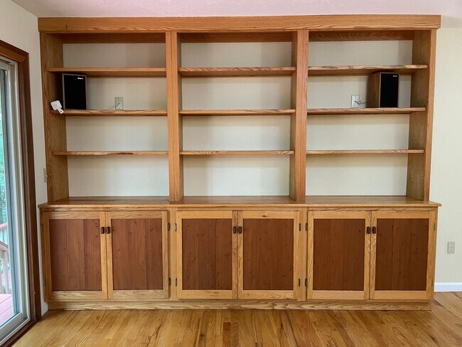 Building Photo - 4 bed, 3 bath split-level home in a private, forested setting (Bayside)