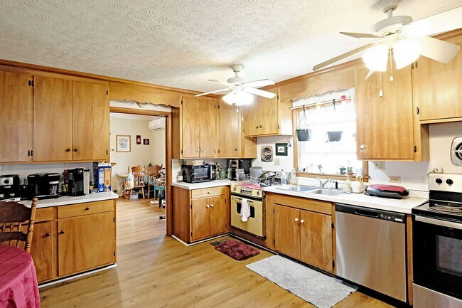 Building Photo - Pet-Friendly Woolen Mills Home Near Local Favorites