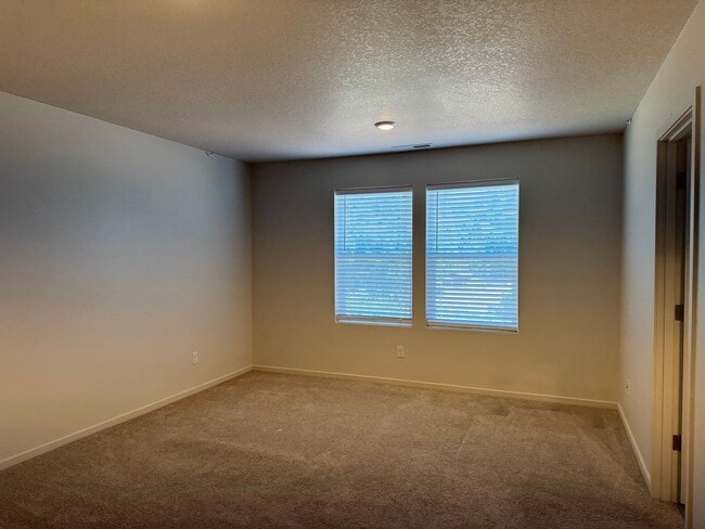 Building Photo - 4 bedroom 2.5 bathrooms in the beautiful M...