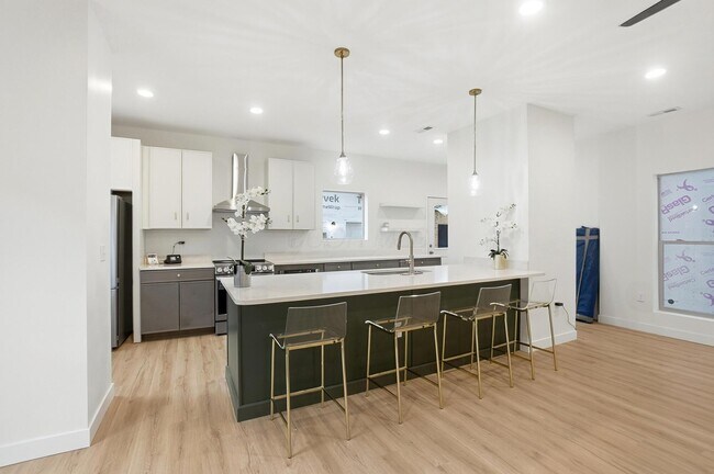 Building Photo - 412 St Clair Ave