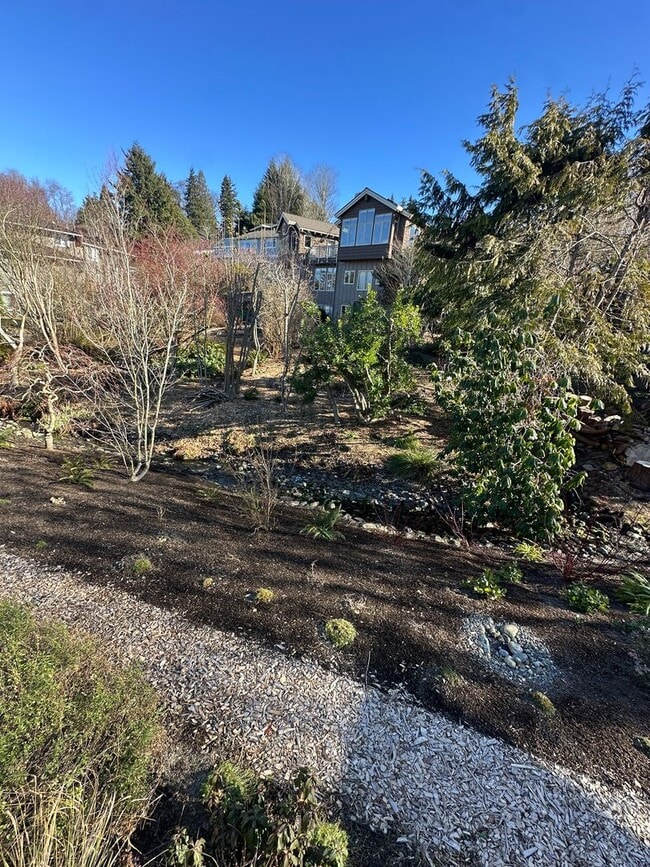 Building Photo - 2 bedroom 1 bath daylight basement unit in the heart of Edmonds