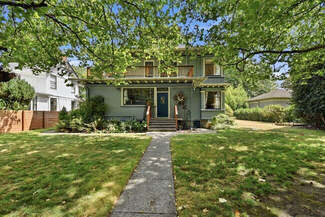 Building Photo - 5Bd/2.5Ba Everett Home