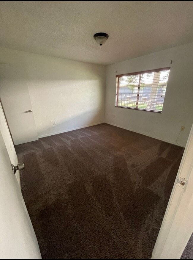 Building Photo - 2 Bedroom 2 Bath Apartment Home *** Limite...