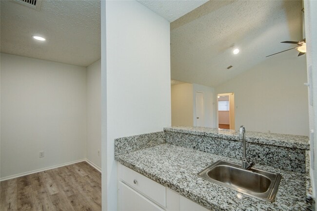 Building Photo - 1911 Ripple Creek Dr